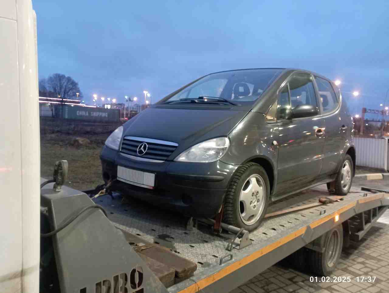 Эвакуация автомобиля Mercedes с проспекта Культуры в Выборгском районе Санкт-Петербурга