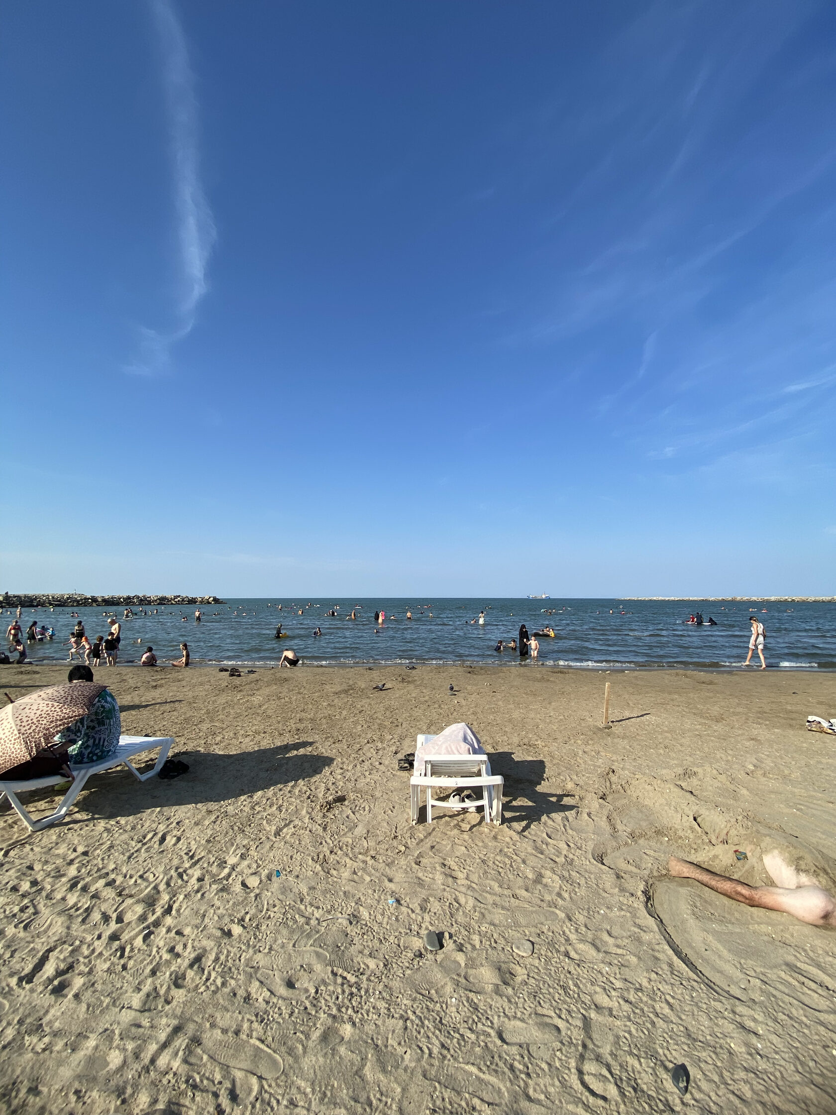 Широкий песчаный пляж на Каспийском море в Дагестане. Идеальные условия для пляжного отдыха в Дагестане летом