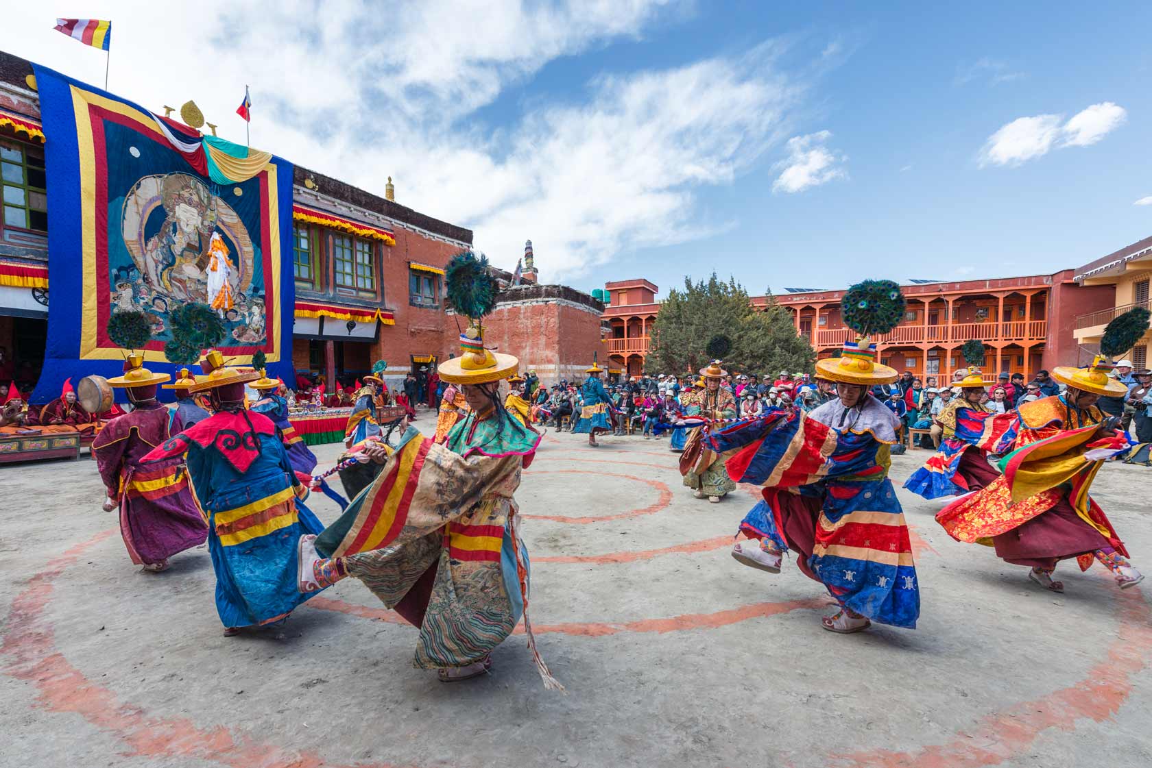 Монастырь Чёде в Ло-Мантанге во время коллективной ритуальной практики монахов школы сакья