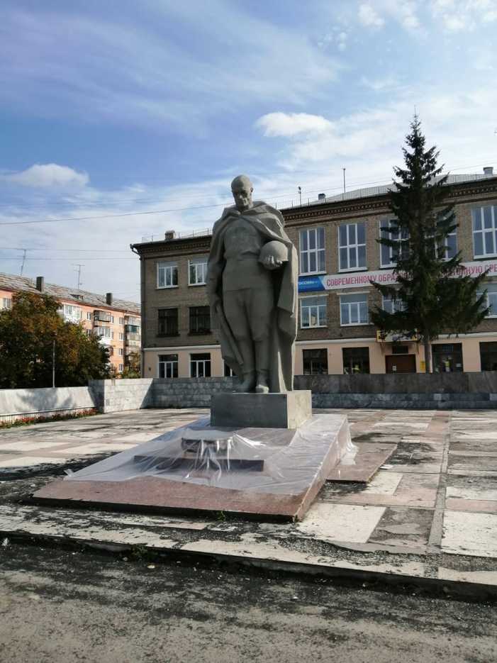Скульптура неизвестному солдату, г. Полевской, Сентябрь 2019 г. — фото 1
