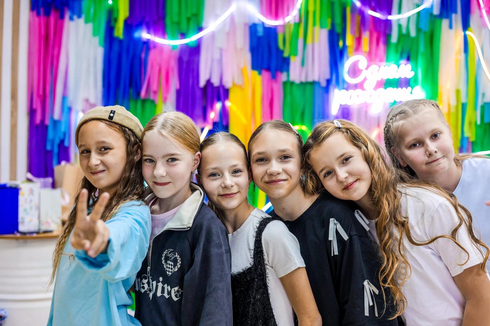 Семья с валиками для краски