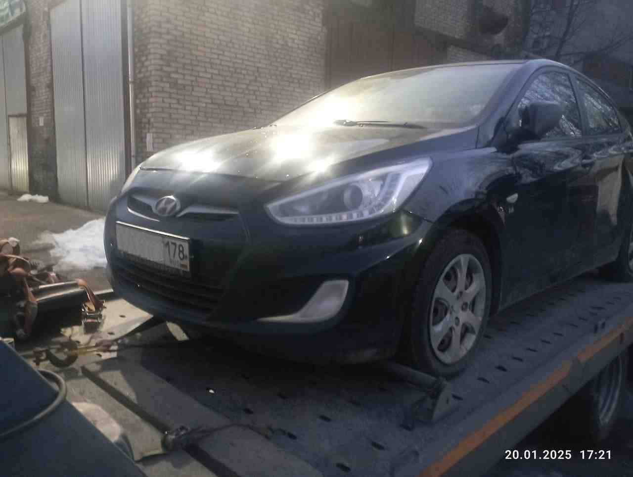 Эвакуация автомобиля Hyundai Solaris с Синявинской  улицы в Красногвардейском районе Санкт-Петербурга
