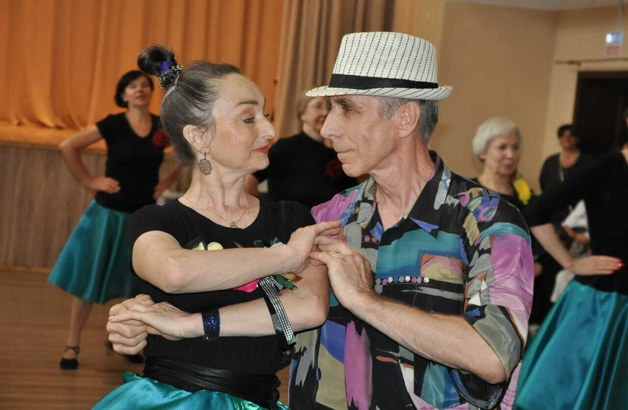 Бесплатный досуг для пенсионеров. Латиноамериканские танцы Московское долголетие. Московское долголетие танцы пенсионеров. Латина для пенсионеров. Танцы для пожилых.