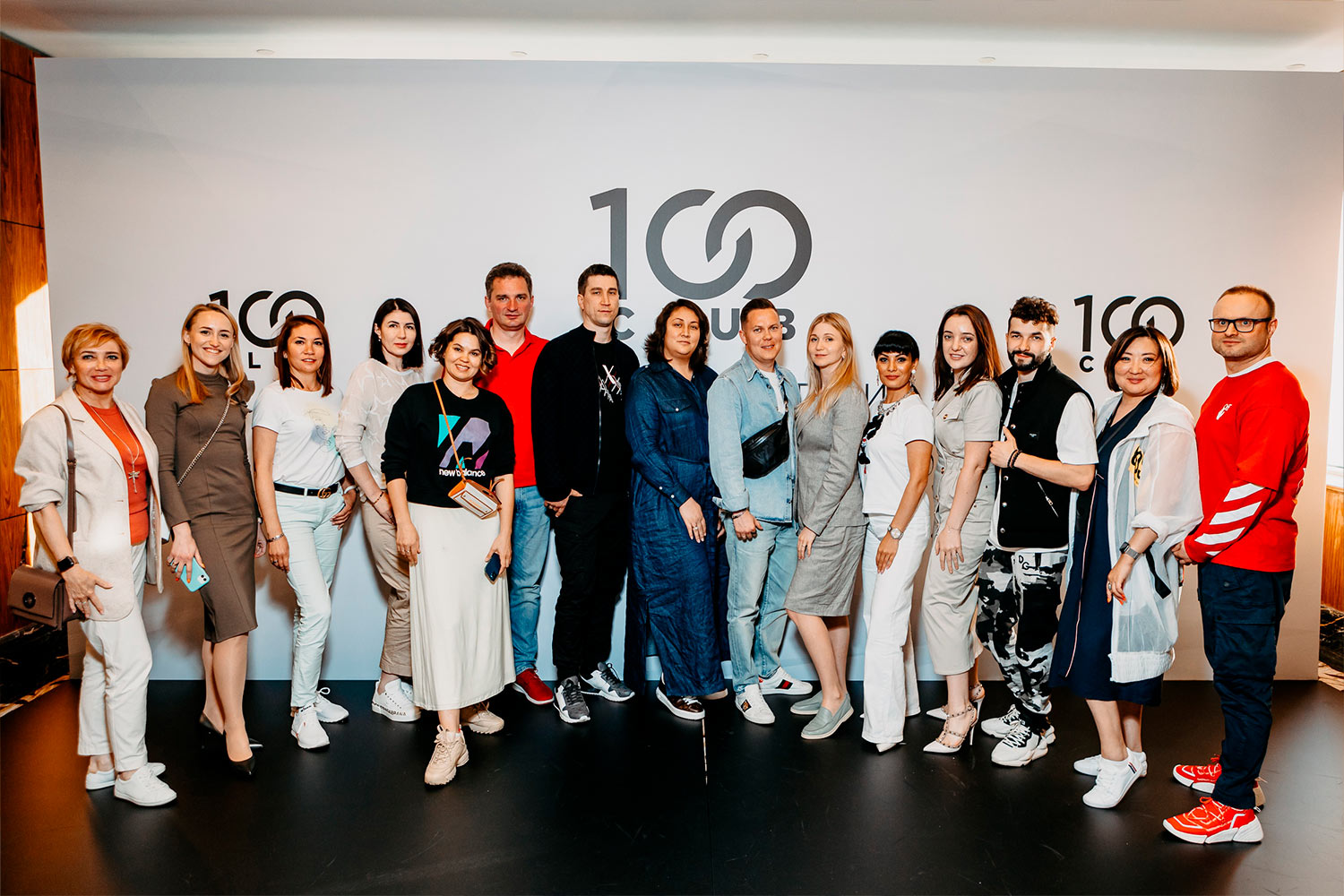 Участники обучающего мероприятия Клуб 100, на котором Доронин делился опытом вовлечения жертв в пирамиду с наиболее успешными её участниками. Случайных людей на 