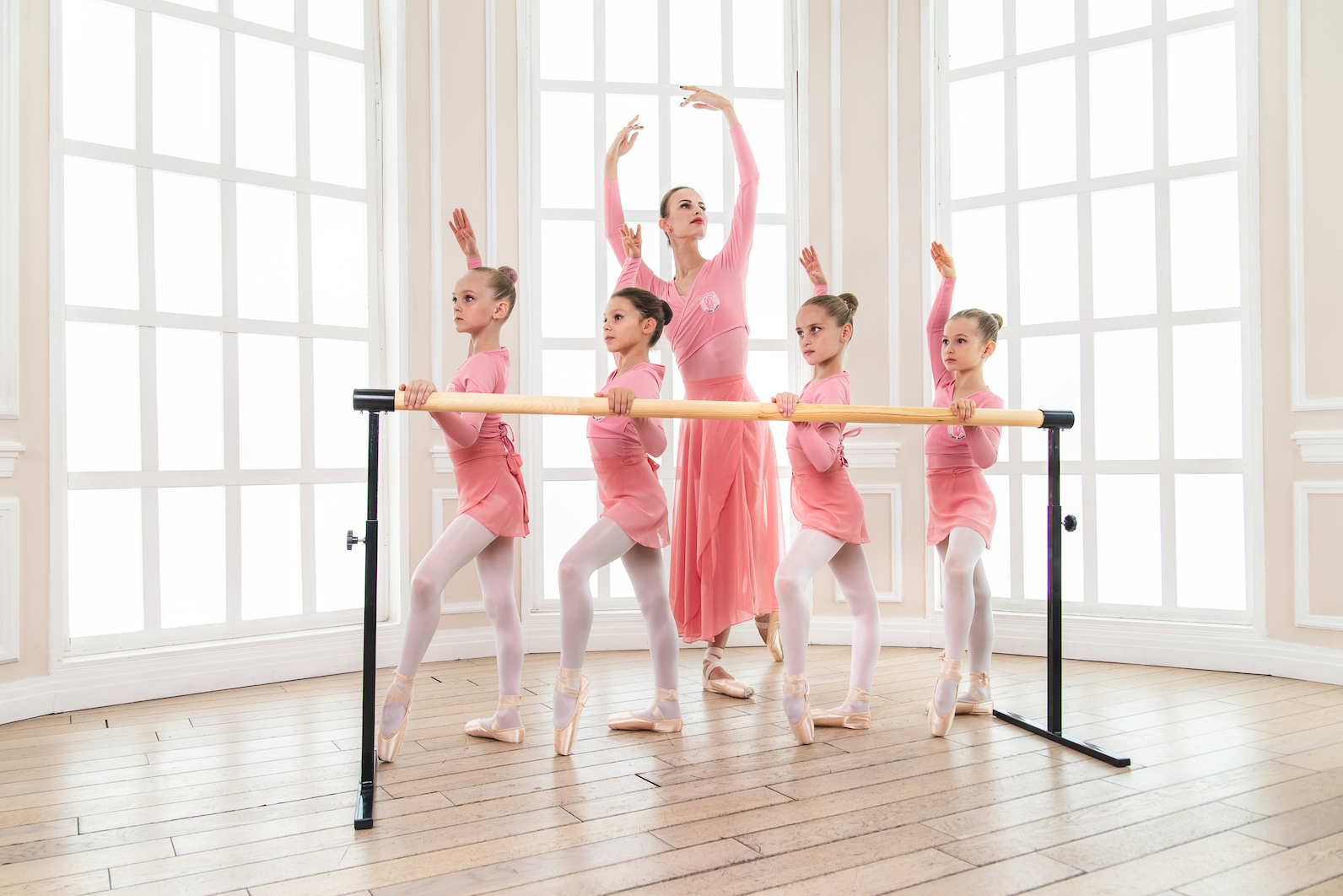 Балетная школа балета. Студия балета Мерлин. Занятия балетом для детей. Балетная студия. Детские Балетные студии.