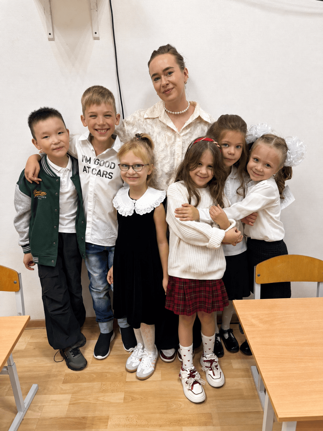 Учительница вместе с детьми в классе