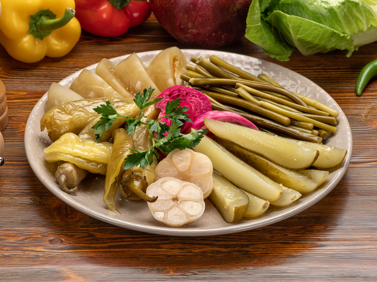 Соленья ассорти: маринованные овощи с чесноком и зеленью