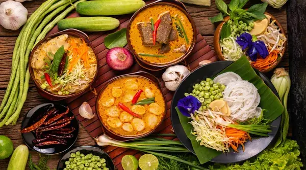 Розовая башня Храма Дракона среди зелени и рисовых полей с высоты