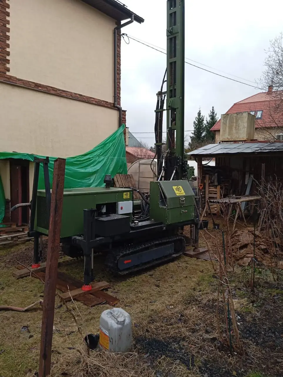 МОЗБТ М4 на гусеничном ходу во время бурения скважины на участке