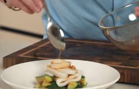 Приготовление салата из битых огурцов по рецепту Ивлева: шаг 11