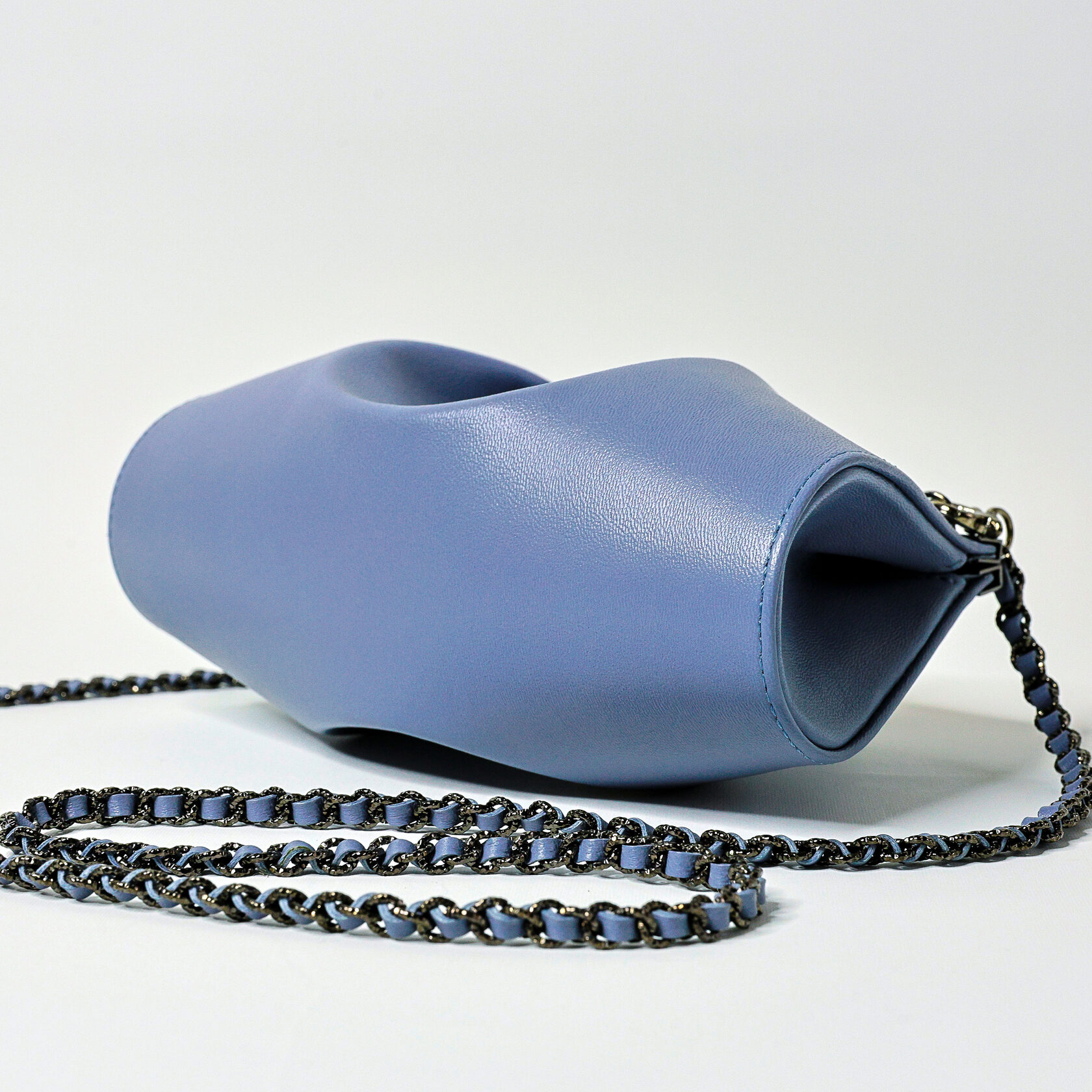  каркасный клатч Drop на магнитном фермуаре серо-голубого цвета из натуральной кожи премиум качества