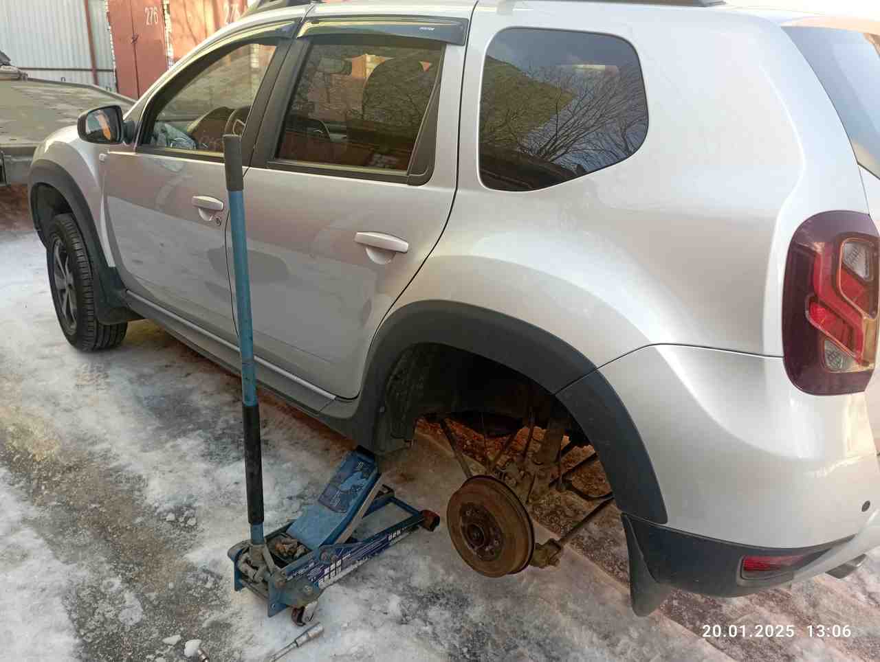 Установили запаску на автомобиле Renault Duster на Лабораторном проспекте в Калининском районе Санкт-Петербурга