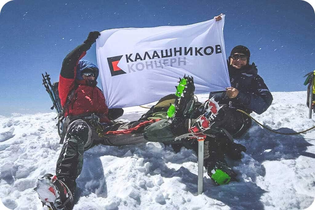 Наша группа совершила восхождение на вершину Казбека 5033 метра