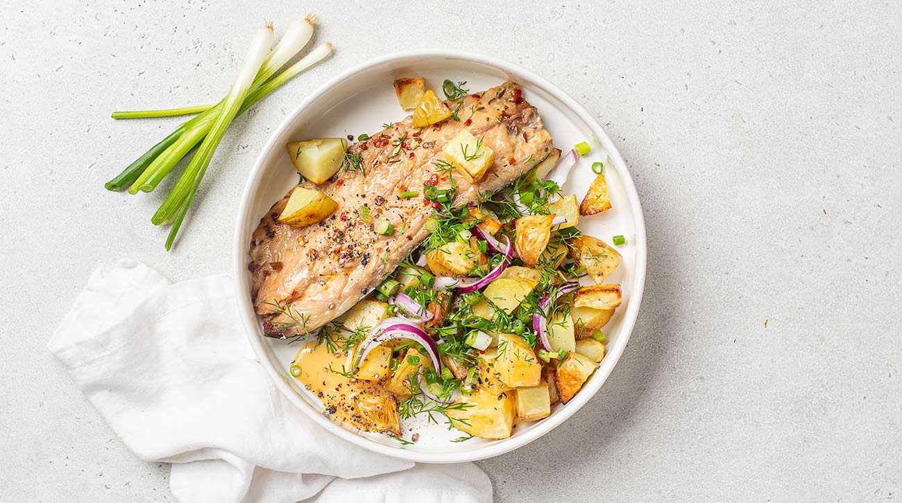 Копченая скумбрия с молодым картофелем и укропом