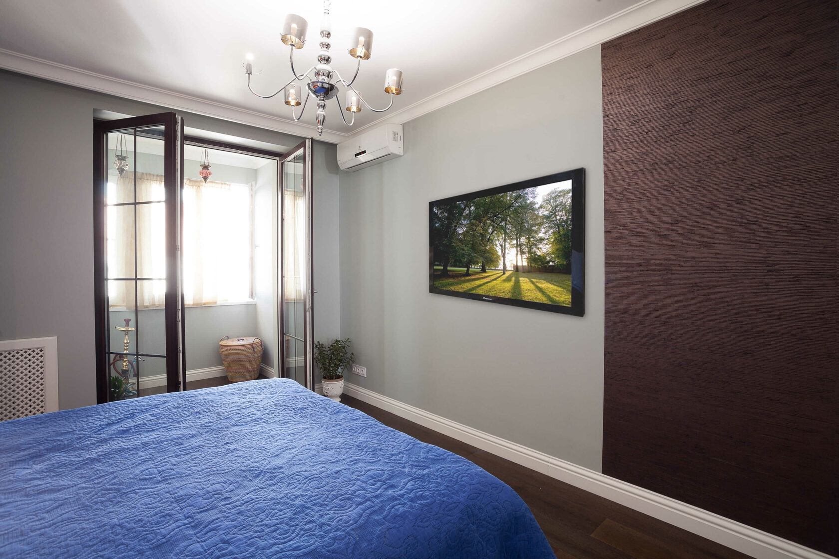 Коломенская набережная - Дизайн интерьера спальня, кровать, выход на лоджию, ТВ, люстра