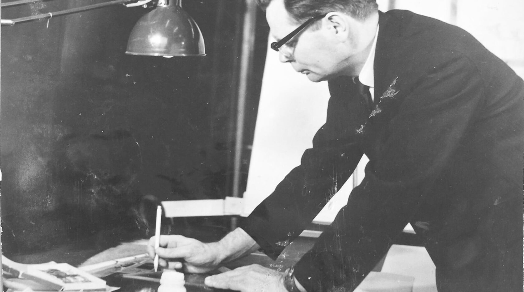 Конструктор рисует чертеж