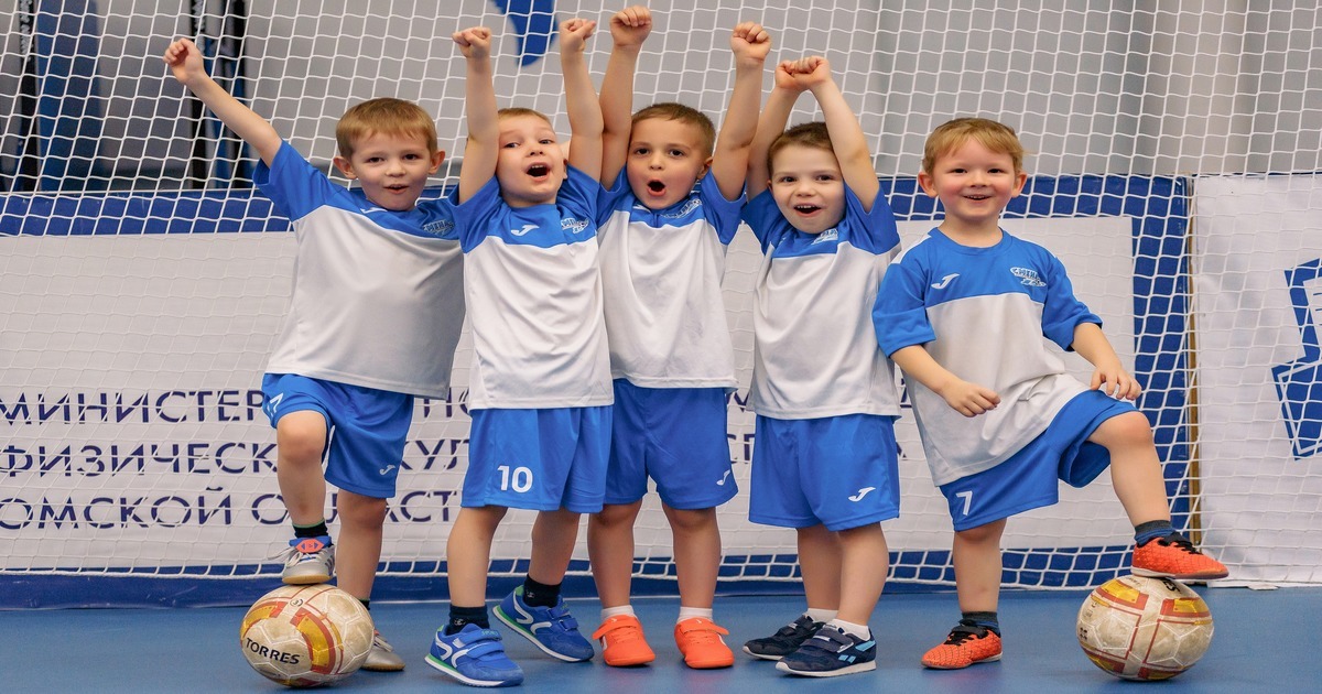 Записать ребенка на футбол. Футбольный клуб "СМЕНА" для детей от 4 лет!