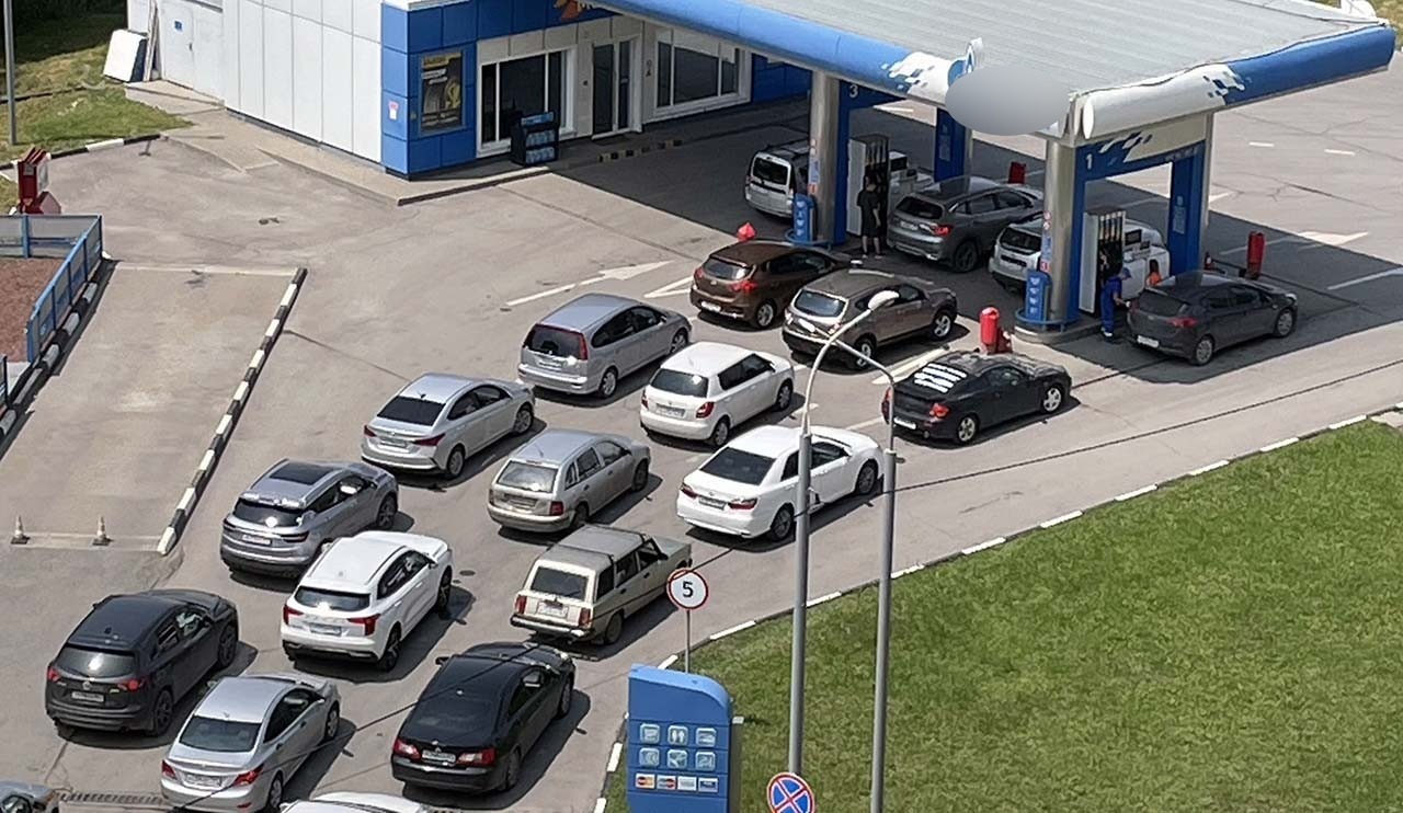 Автомобиль на заправке в Москве