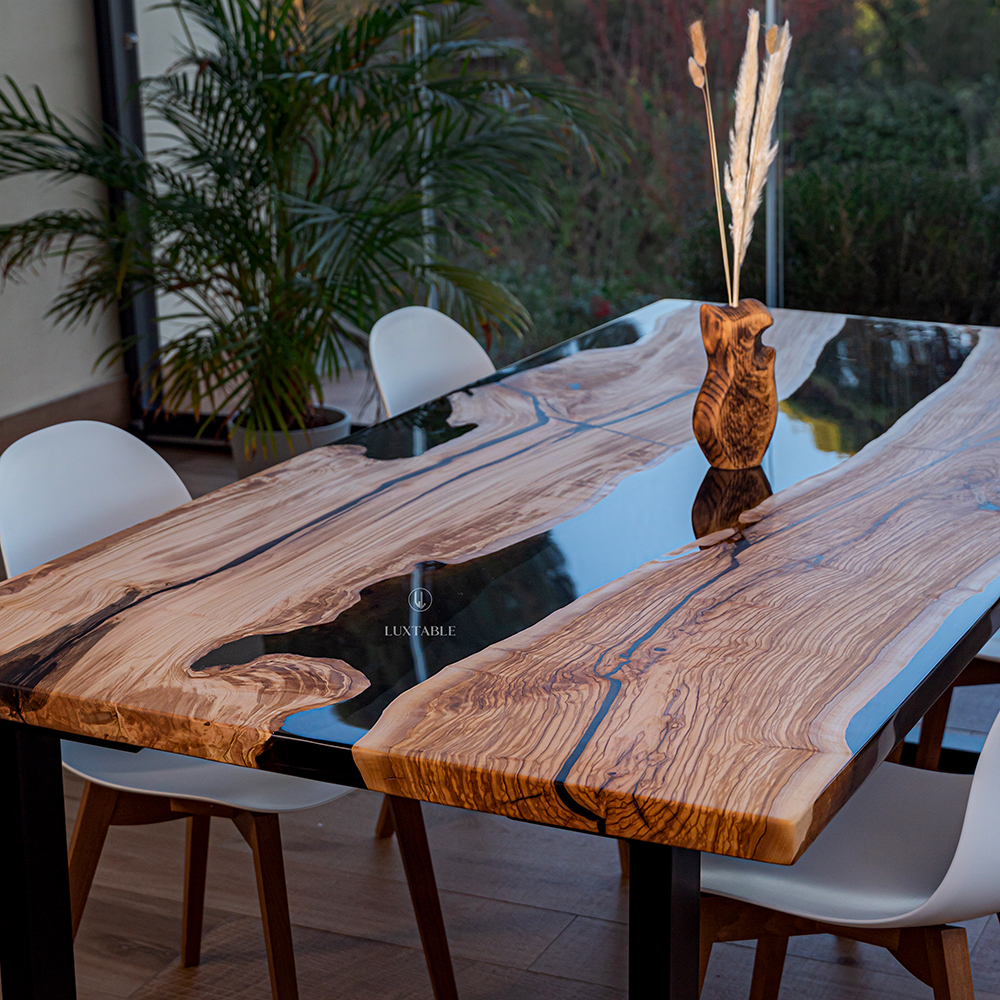 Epoxidharz Tische Alagoas aus europäischem Nussbaum und hellblauem Epoxidharz mit Metallic Effekt