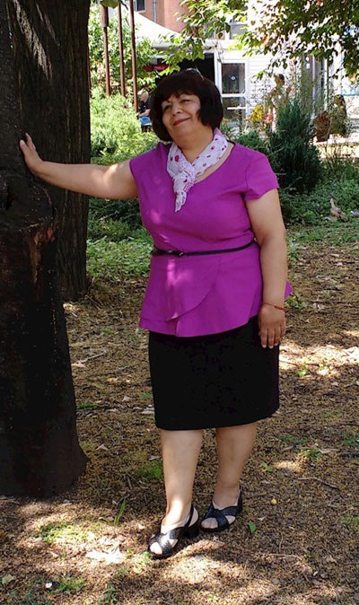 Елегантна комбинация от лилава блуза и черна пола - фен снимка на клиентка на онлайн магазин Efrea