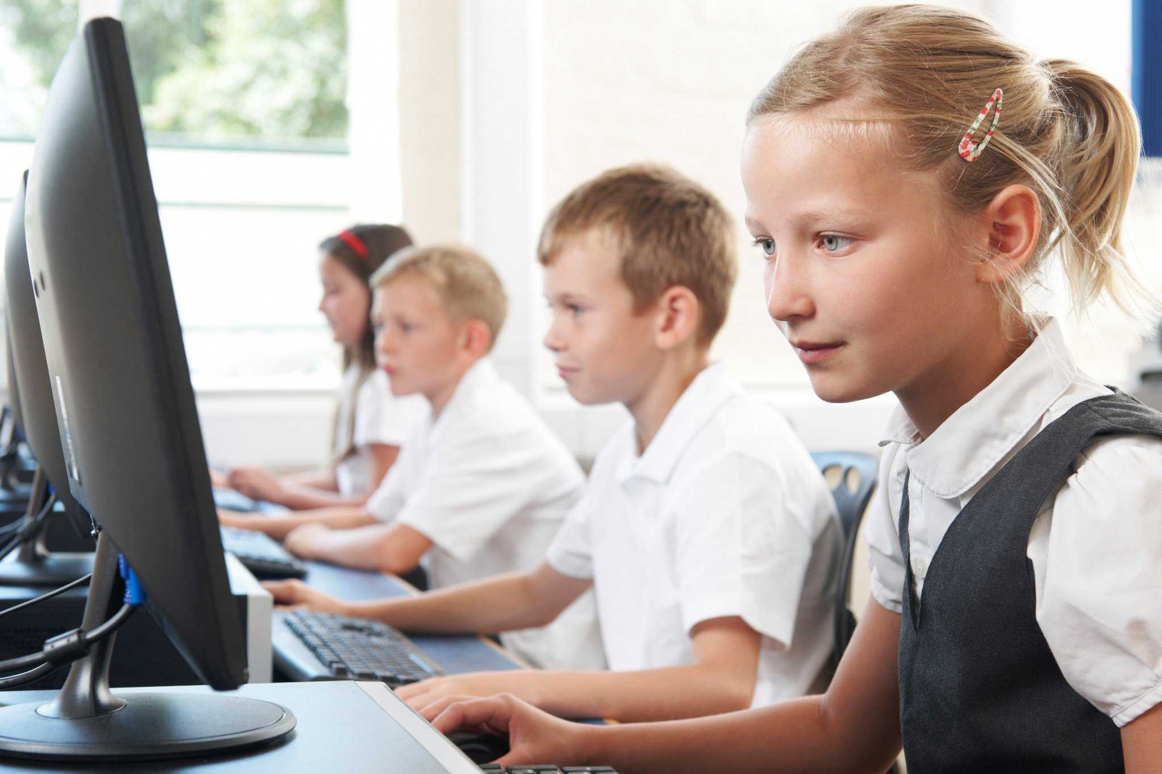 Ребенок за компьютером. Компьютер для школьника. Компьютер для детей школу. Ученик за компьютером.