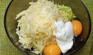 Приготовление запеканки из кабачков и картофеля в духовке: шаг 7