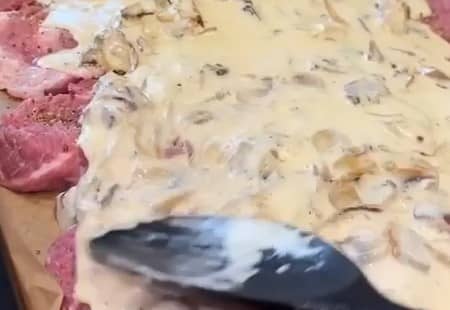 Приготовление мяса по-французски из свинины с грибами, помидорами и сыром: шаг 6