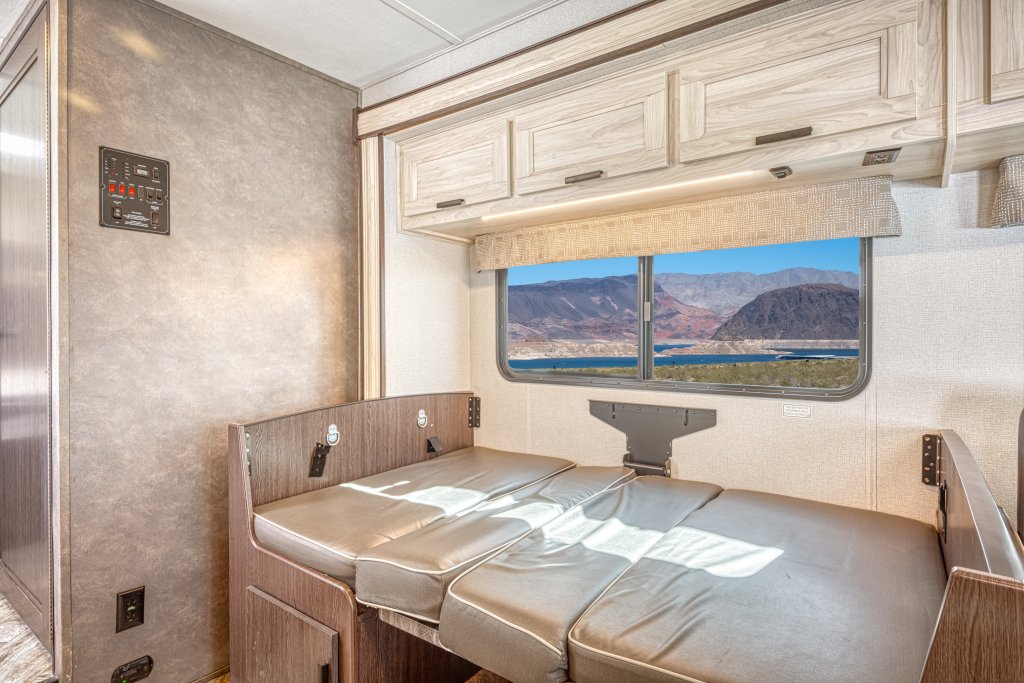 Large Class C interior, photo 6