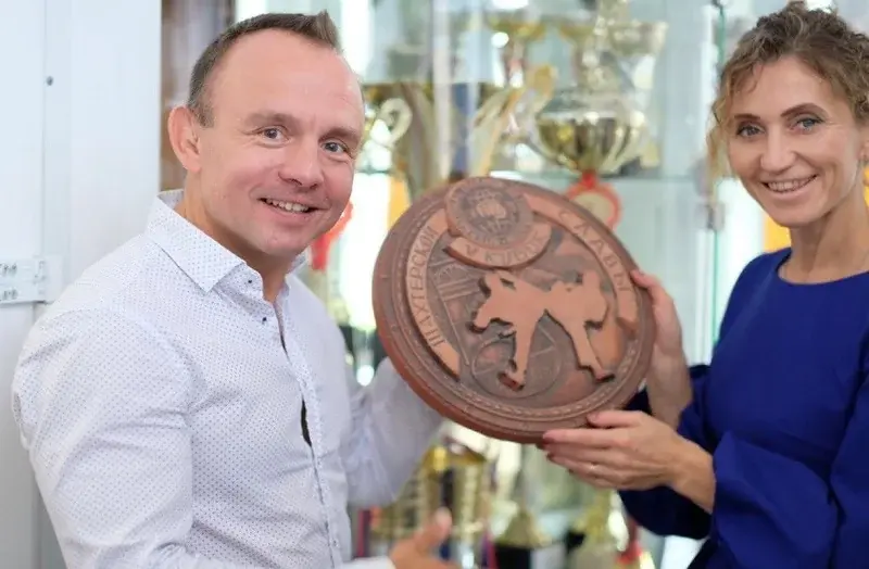 Александр Широбоков и Анна Савинская с наградой