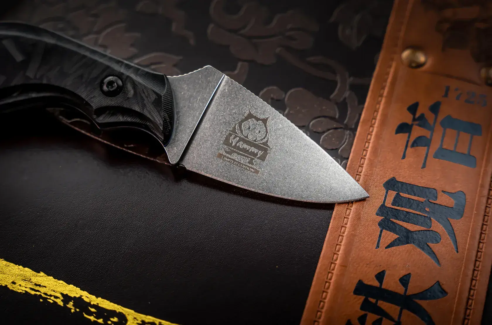 Hammy carbon handle contour close-up
