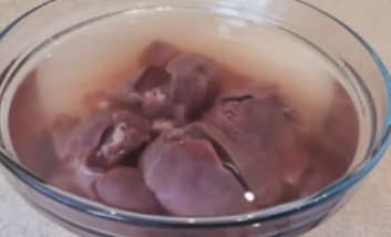 Приготовление паштета из куриной печени со сливками: шаг 1