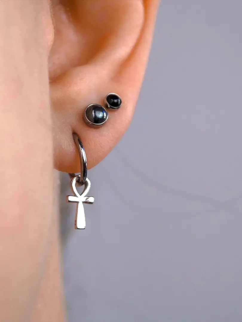 Красивый прокол мочки уха