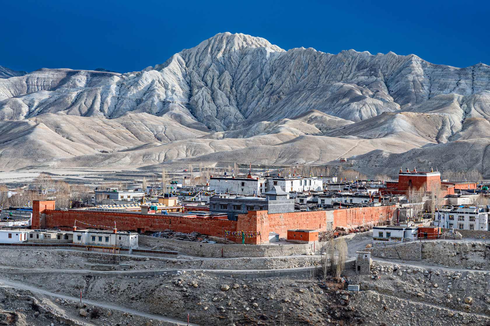 Ло-Мантанг за крепостной стеной — столица королевства Ло в Верхнем Мустанге, Непал