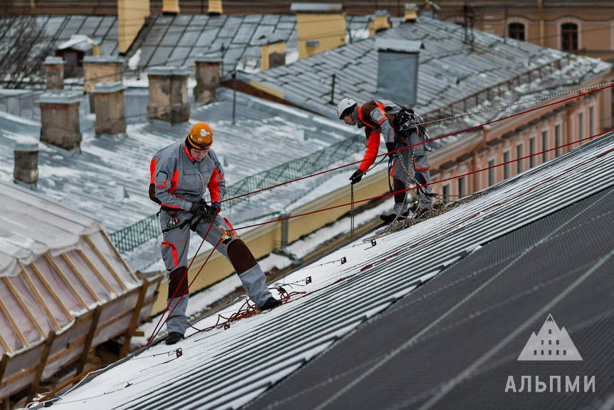 Как правильно убрать снег с крыши дома: безопасная очистка кровли от наледи