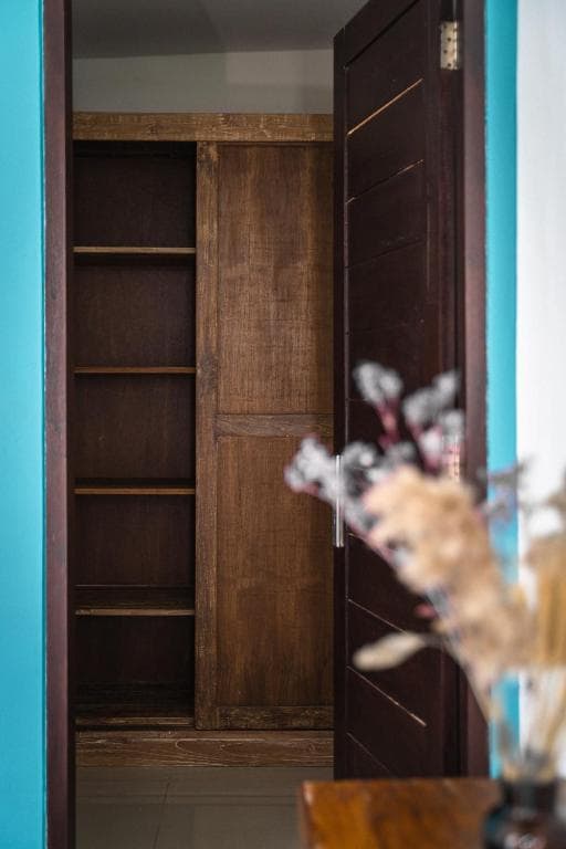 Деревянный шкаф для одежды в номере виллы на Бали