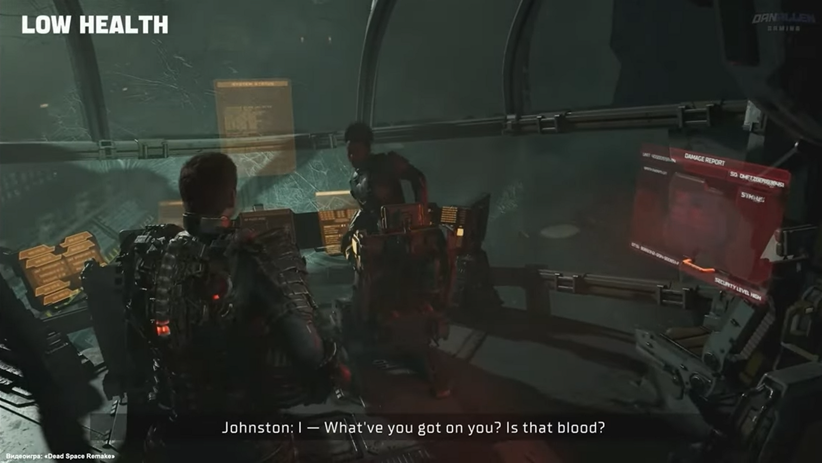 Кадр из ремейка Dead Space: два персонажа находятся в кабине космического корабля с разбитыми иллюминаторами и мерцающими панелями управления. На экране отображается предупреждение о повреждении, а интерфейс сообщает о низком уровне здоровья героя. В левом верхнем углу указано «LOW HEALTH», подчёркивающее критически низкий уровень здоровья героя..