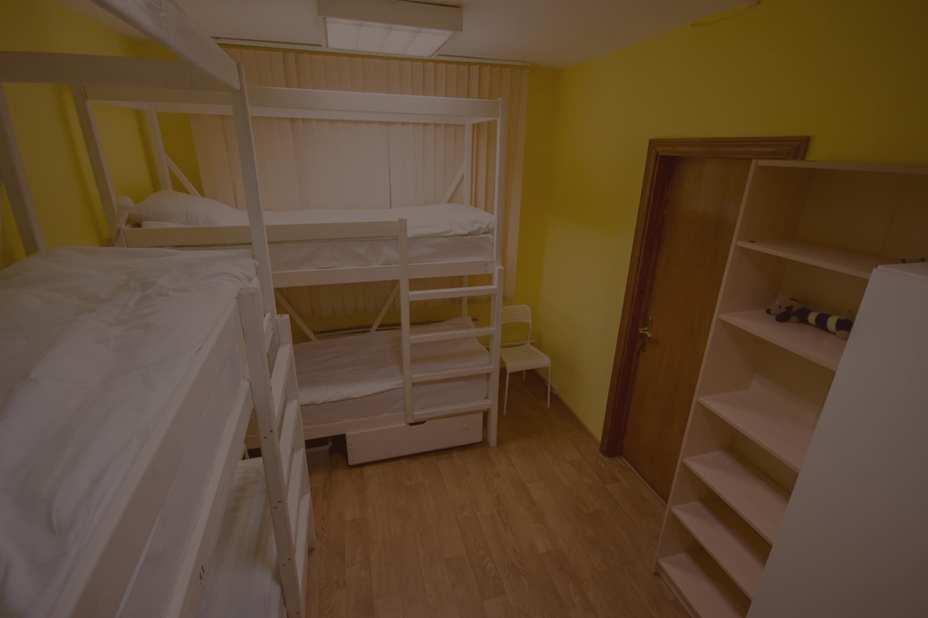 Яркий и практичный номер с двухъярусными кроватями для комфортного размещения персонала у МКАД