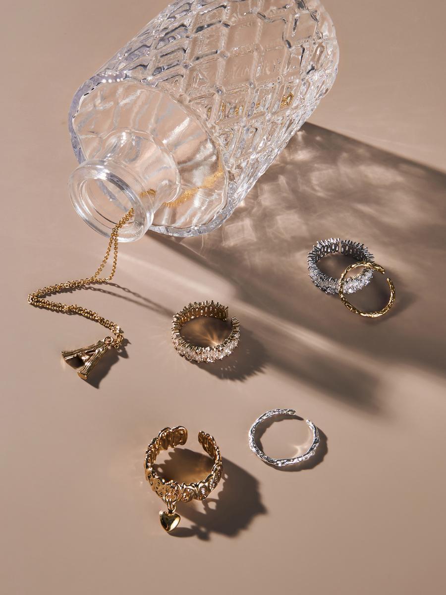 предметная съемка золотых колец с вазой