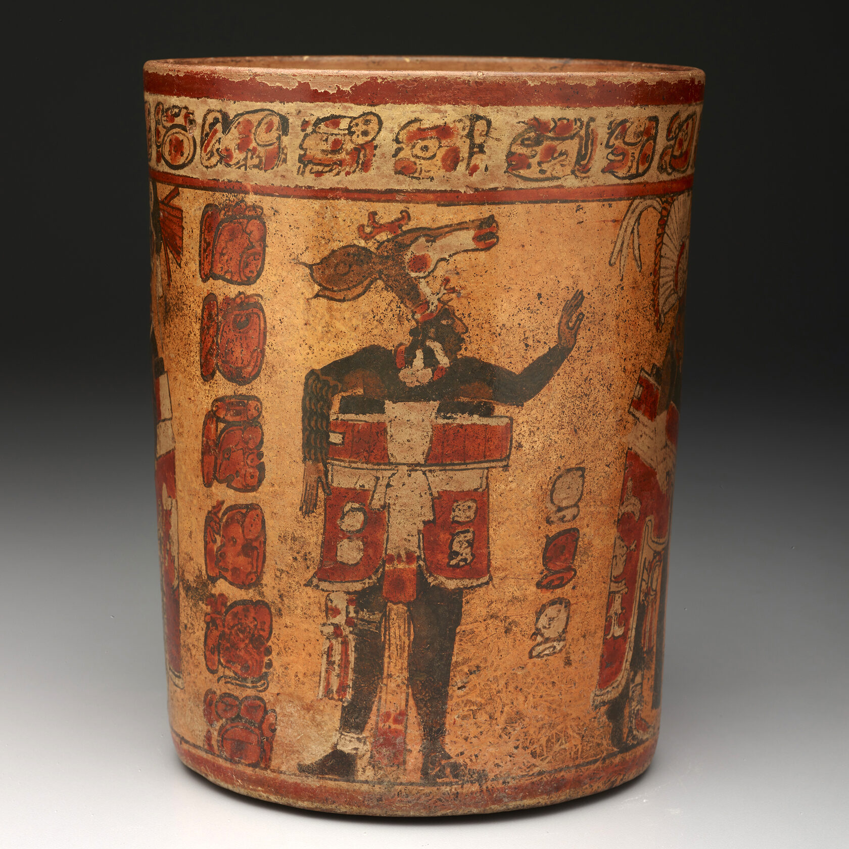 Цилиндрический сосуд со сценой игры в мяч. Майя, 682-701 гг. н.э. Коллекция Dallas Museum of Art.