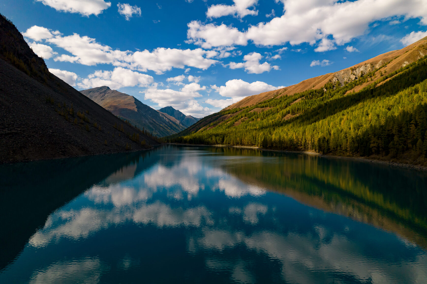 Горный хребет Алтая — пейзаж с высоты