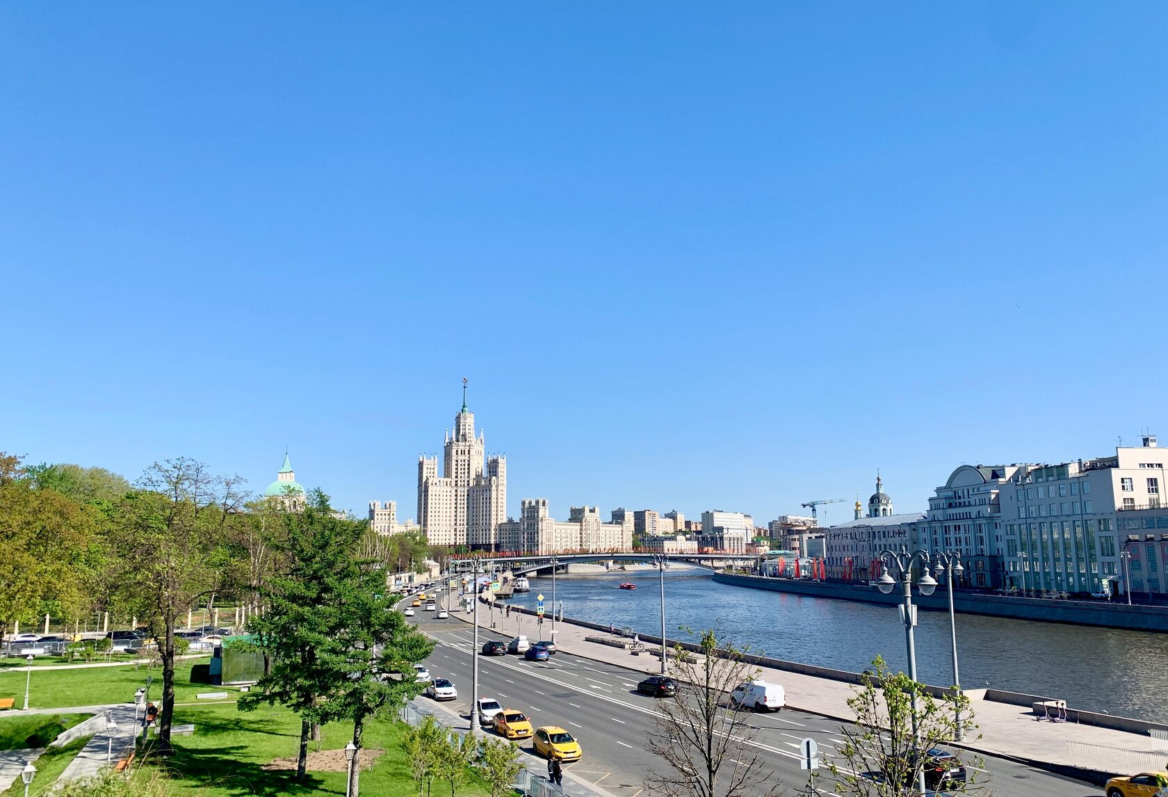 Утренняя беговая тренировка в центре Москвы