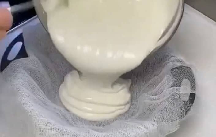 Приготовление творожного сыра из сметаны и йогурта: шаг 4