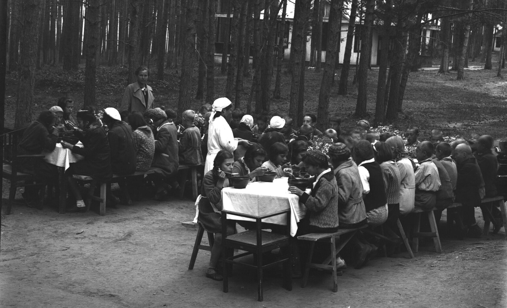 Столовая пионерского лагеря «Уралтяжтрубстроя». 1942 г. 