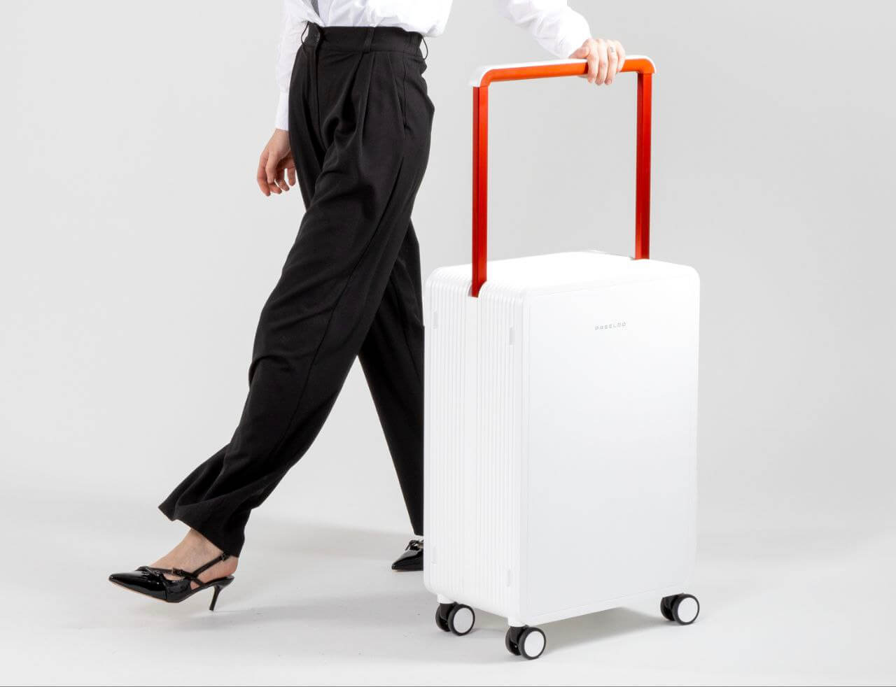 Как почистить белый чемодан?