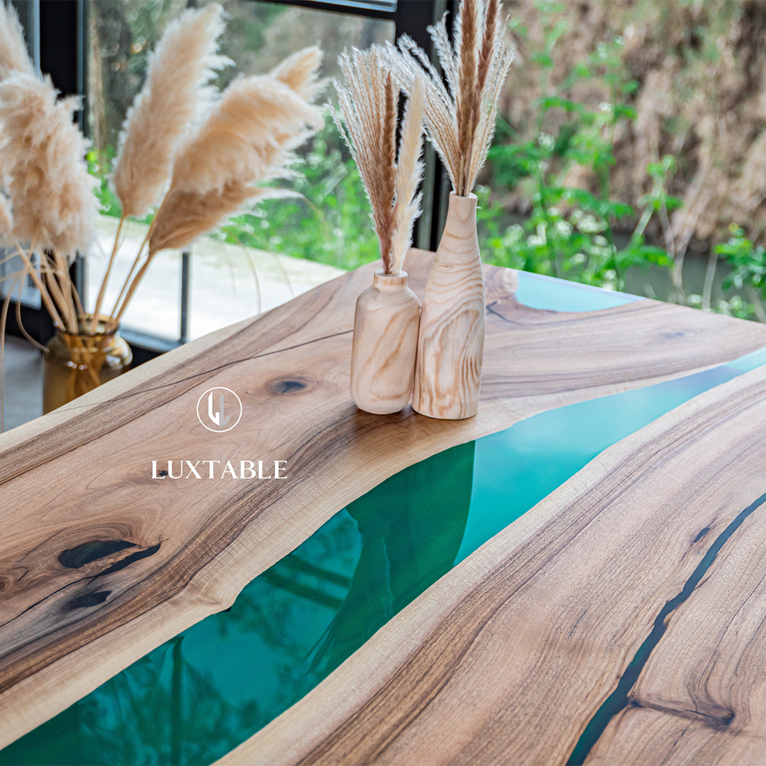 Epoxidharz Tische Alagoas aus europäischem Nussbaum und hellblauem Epoxidharz mit Metallic Effekt