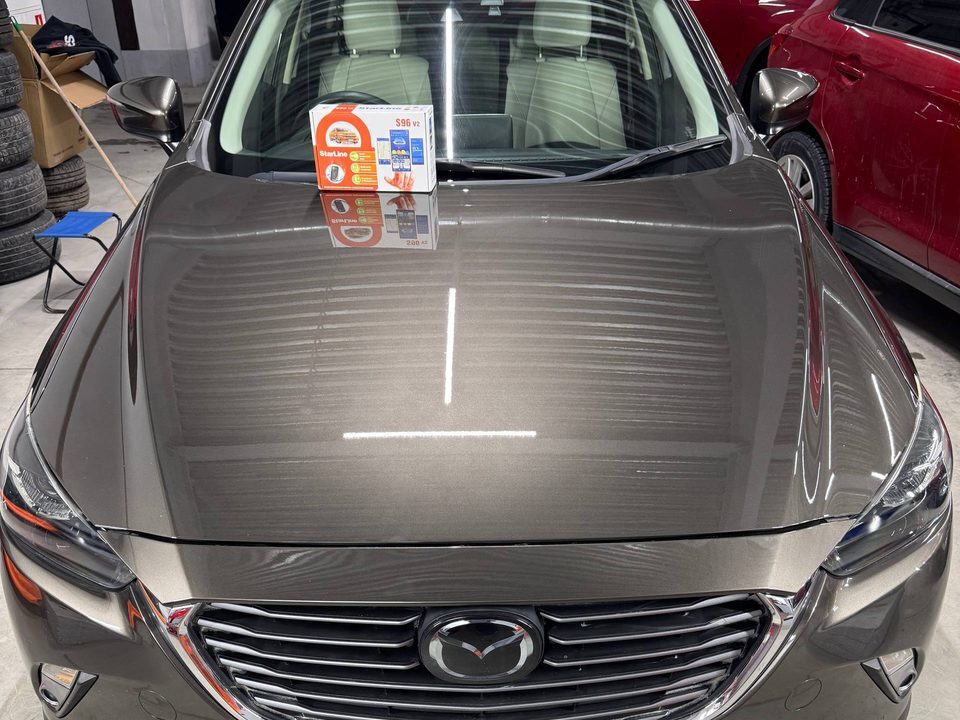Mazda CX-3 с комплектом StarLine S96 V2 на капоте в боксе Teyes Sibir