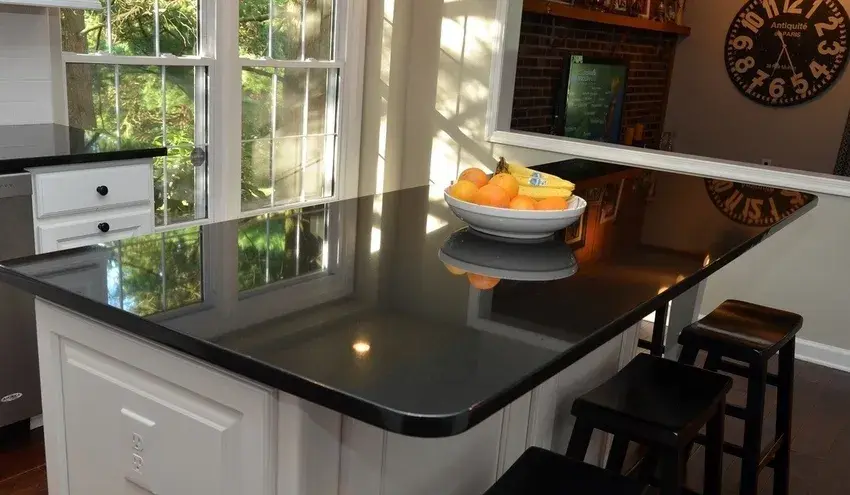 Черная гранитная столешница Black time в современной кухне