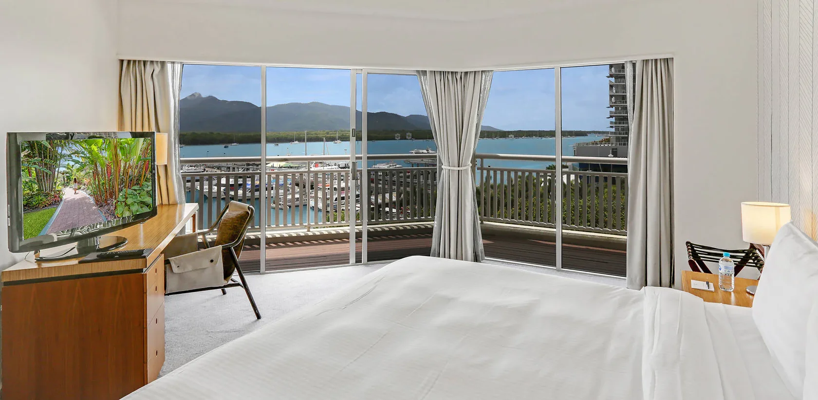 Спальня с выходом на балкон и видом на гавань, Shangri-La The Marina, Кэрнс