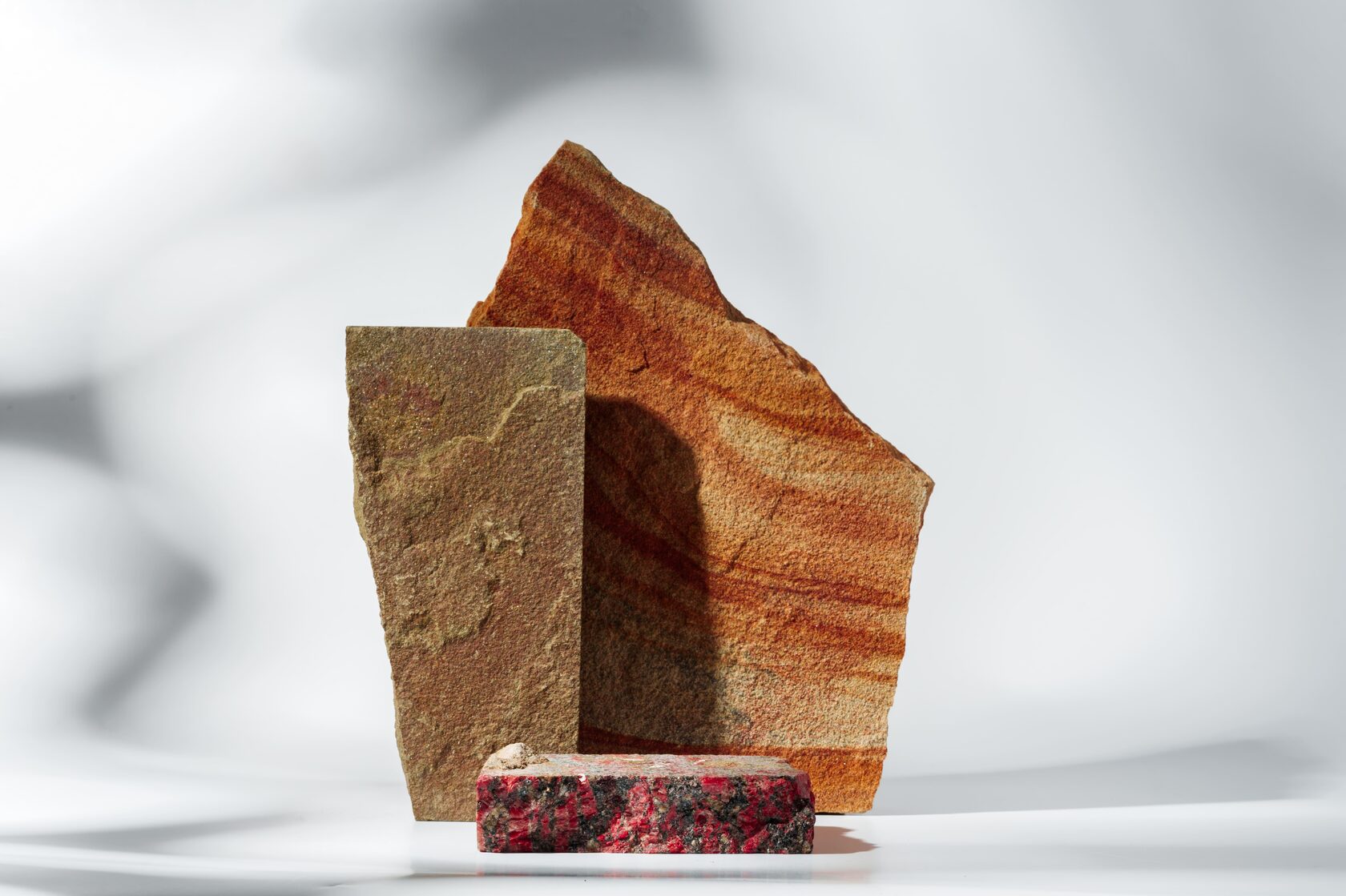 Сравнение долговечности гранита и искусственного камня