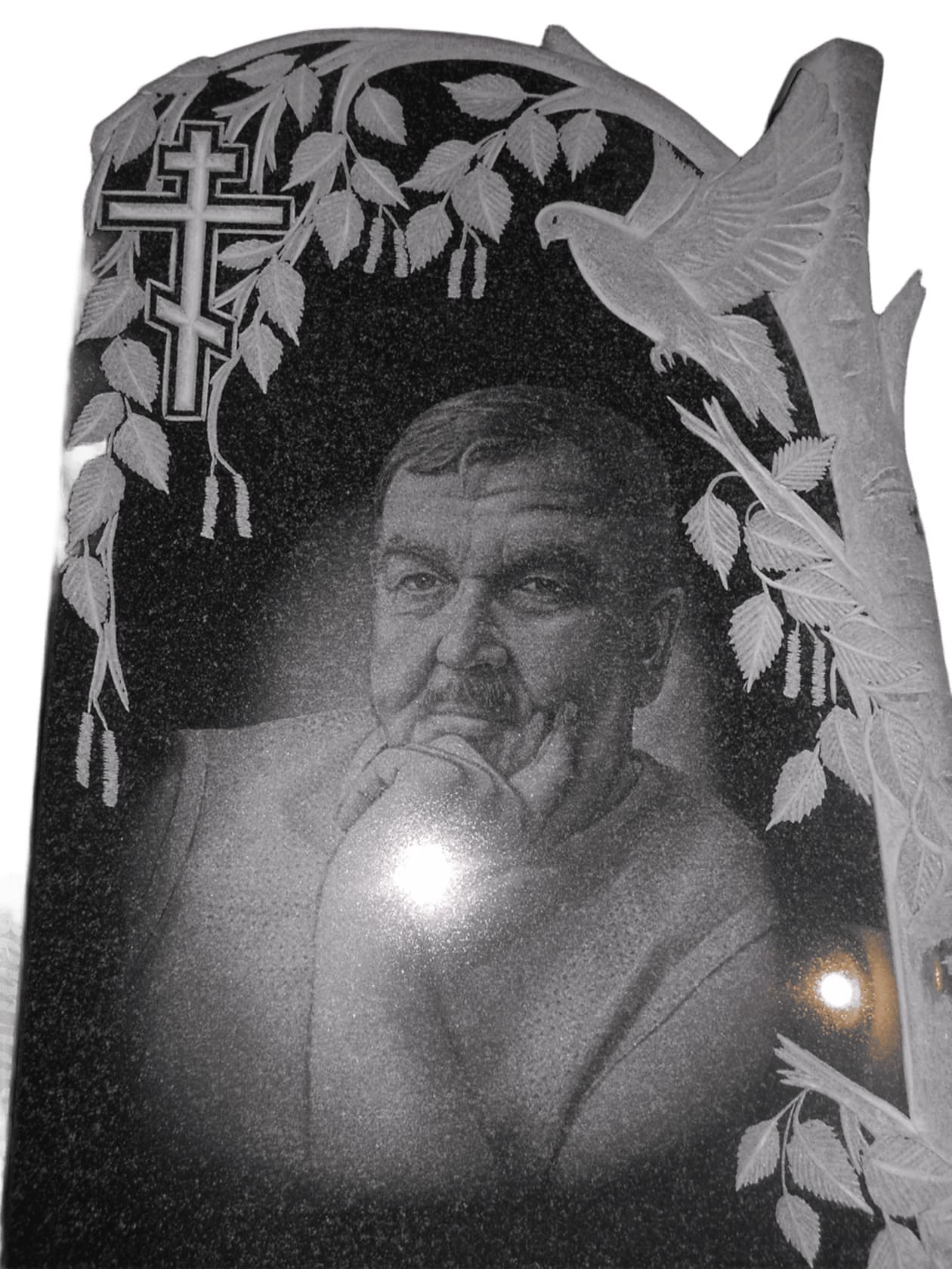 Памятник из Карельского гранита с вырубной формой &quot;Берёза+летящий голубь&quot;